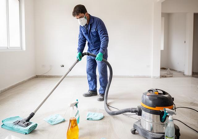 Personal de limpieza con equipo profesional retirando polvo fino y residuos de una obra recién terminada en Laguna Paiva, con aspiradora industrial y paños de microfibra sobre piso de cerámica nuevo
